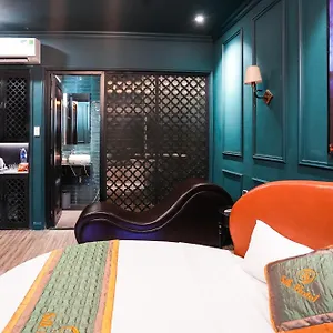 Отель Silk Near Tan Son Nhat Airport